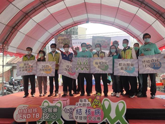 台南市衛生局13日於麻豆舉辦「結合你我、遠離結核」世界結核病日宣導活動，市長黃偉哲(前中)到場配合宣導。(劉秀芬攝)