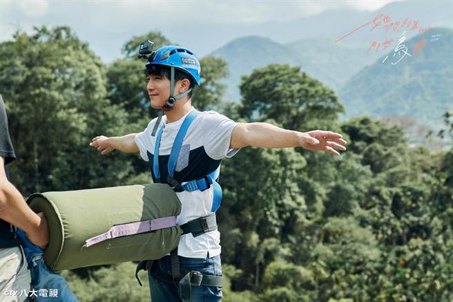 邱泽首度体验高空弹跳相当乐在其中。（八大电视提供）