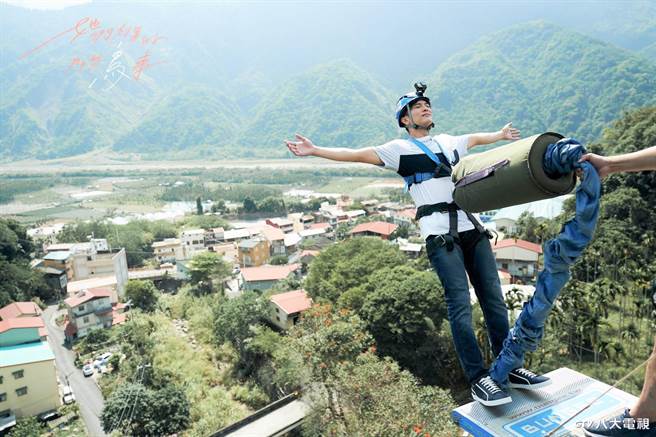 邱泽首度体验高空弹跳相当乐在其中。（八大电视提供）