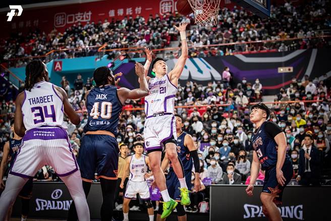 成力煥13日末節貢獻11分，幫助攻城獅成功擺脫對方糾纏。(PLG提供)