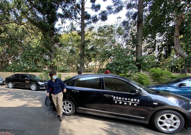 檢察官對等候多時的媒 體表示，「目前相關偵查進度，由本署統一發言」，未多做回應。（盧金足攝）