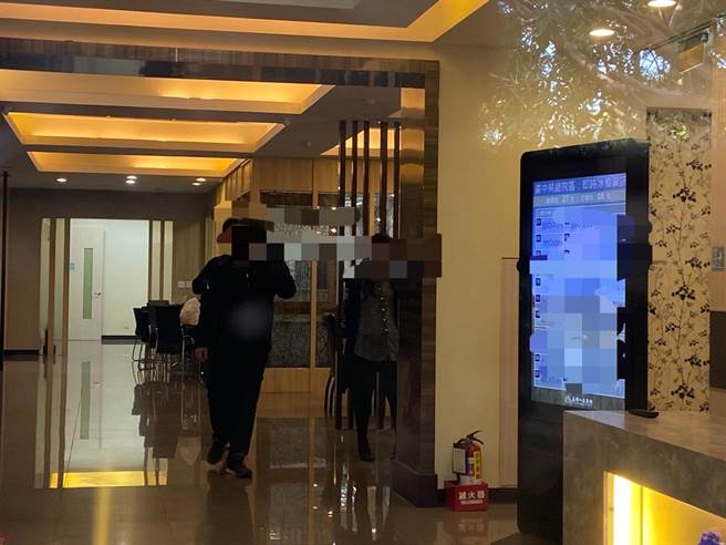 一夕之間痛失雙親的陳姓兒子，一早與親友到場，透過院方表示，「心情複雜」 。（盧金足攝）