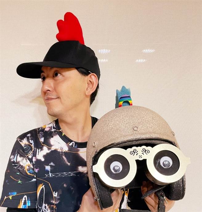 艺人黄子佼亲手创作的「梦想安全帽」，命名「Rock？Rocker！」，外型酷似庞克头风格的大石头，圆圆护目镜，像「咕溜、咕溜」大眼睛。（弘道老人福利基金会提供／张妍溱台中传真）