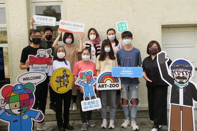 弘道老人福利基金会与新加坡Art-Zoo艺术动物园，及一群艺术家13日举行「梦想车库特展」，展示的「梦想安全帽」将义卖，所得作为助老服务加。（张妍溱摄）