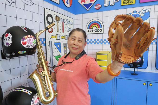 活动记者会上，演奏萨克斯风的弘道志工张庆云说，无论任何年龄，勇敢追梦不嫌晚。（张妍溱摄）