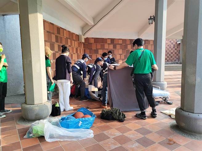 一名41歲的黃姓男子被發現靠臥在地板上，心肺功能已停止，工作人員進行CPR急救，送醫後仍宣告不治。（讀者提供／張毓翎嘉義傳真）
