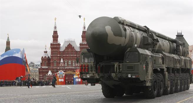 俄罗斯强调，若美国于亚太区域部署地对地飞弹，其绝对会採取手段「报復」。图为俄罗斯于阅兵时展示白杨-M洲际弹道飞弹。（图/新华社）