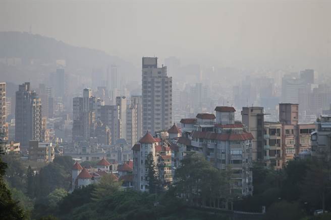 行政院11日通过房地合一税2.0所得税修正案，民眾疑惑是否能有效抑制房价，财经专家揭露，「没有那种政策，违反市场机制」。（图／杜宜谙摄）