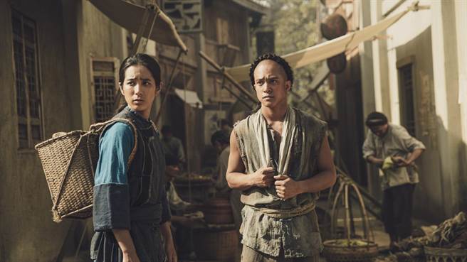 温贞菱（左）、黄远演姐弟，剧中拥有客家与原住民的混血血统，在身分认同上感到困惑。（公视提供）