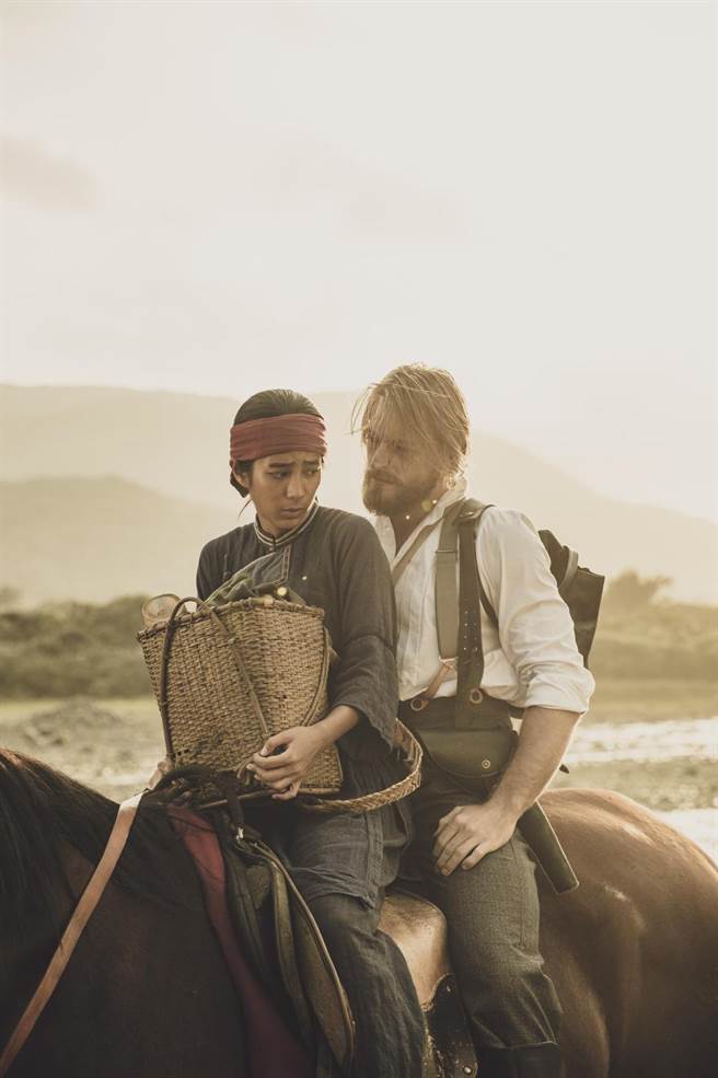 温贞菱（左）饰演原汉混血的神秘少女「蝶妹」，因通晓英语，陪同法比欧（右）饰演的李仙得调查罗妹号事件。（公视提供）