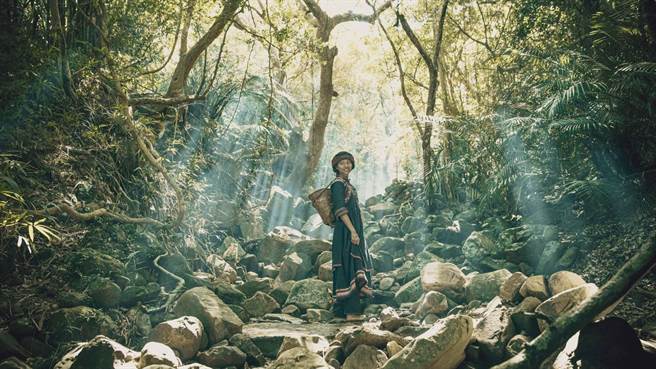 排湾族女孩郭芷芸，饰演温贞菱、黄远姐弟的母亲「玛祖卡」。（公视提供）