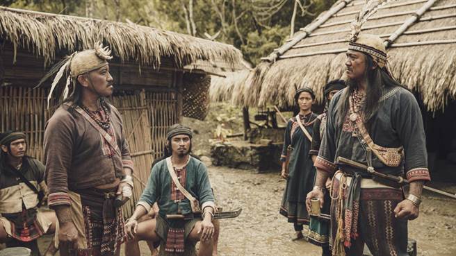 查马克・法拉屋乐（右一）饰演斯卡罗大股头「卓杞笃」，与雷斌・金碌儿（左二）饰演的二股头「伊沙」有多场精彩对峙戏。（公视提供）