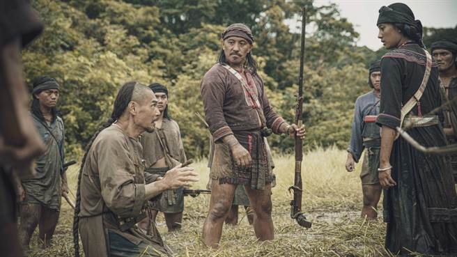 《斯卡罗》雷斌・金碌儿（中）饰演斯卡罗二股头「伊沙」，左二为「保力客庄头人」夏靖庭。（公视提供）