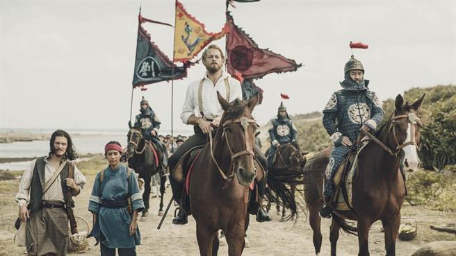 法比欧（中）饰演法裔美国领事李仙得，要求黄健玮（右一）饰演的台湾镇总兵刘明灯一同前往琅调查。（公视提供）