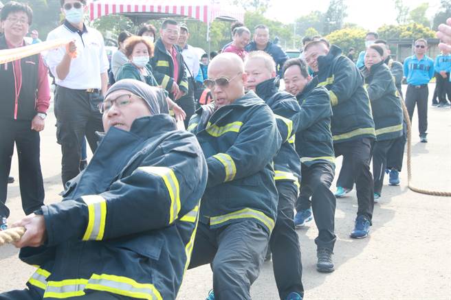 由桃園市消防第二大隊舉辦的義消會操競技大賽今熱鬧登場，各路好手卯足全力展現拿手絕活。（黃婉婷攝）