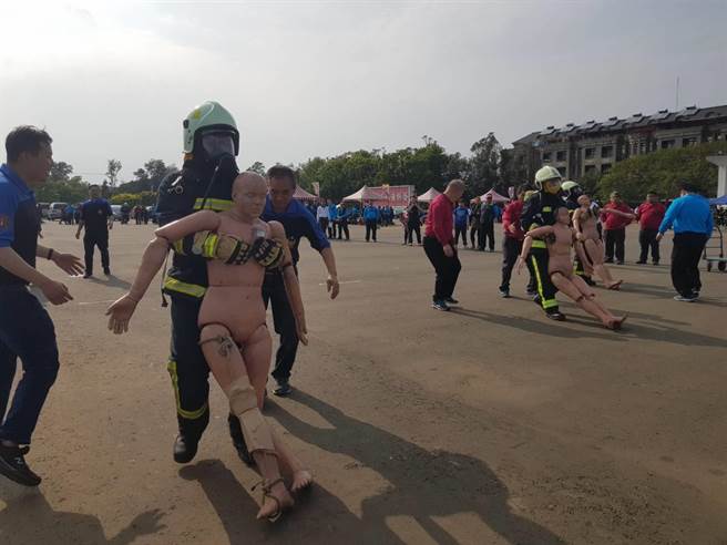 在負重救生環節中，參賽者要穿戴重達30公斤的防護裝備衝刺，在最短時間拖行65公斤的假人到20公尺的位置，考驗體力甚鉅。（黃婉婷攝）