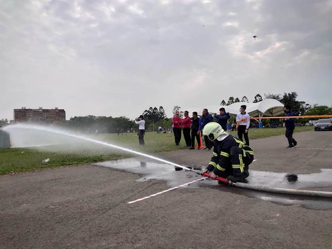 小幫浦射水則考驗錨子手的準度，難度極高。（黃婉婷攝）