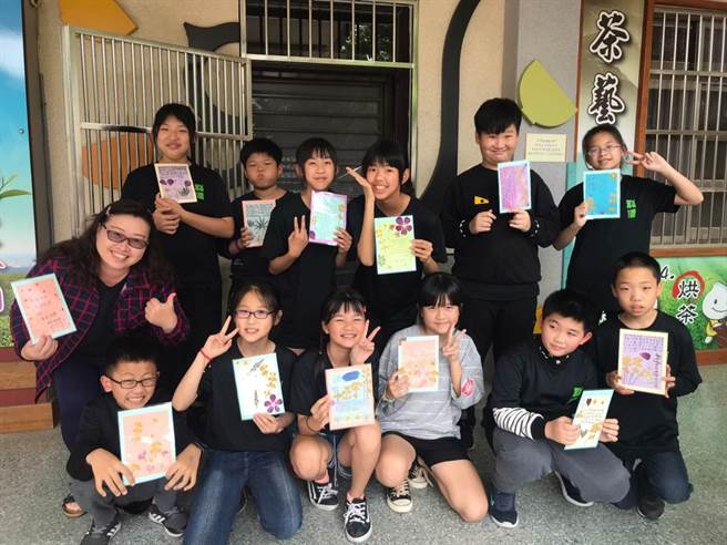 学生将鲁冰花制作成押花卡片，写上对校园满满的祝福。（黄婉婷摄）