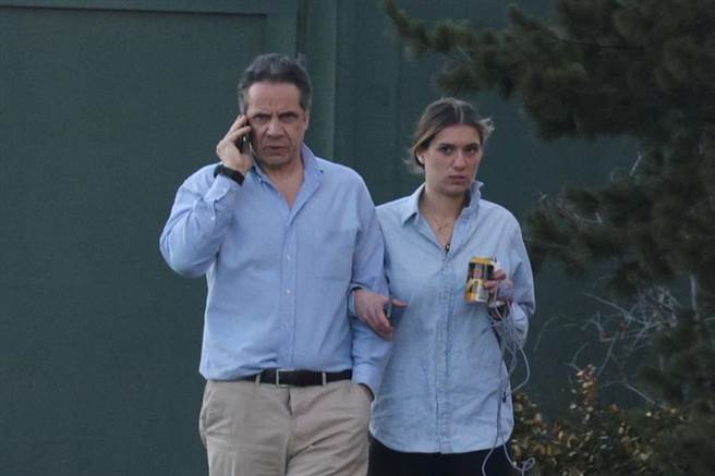 古莫遭指控性騷擾或言行不當，連民主黨同志都連署呼籲他下台，但他再度堅稱不會辭職。圖為古莫與其女兒。（圖/路透社）