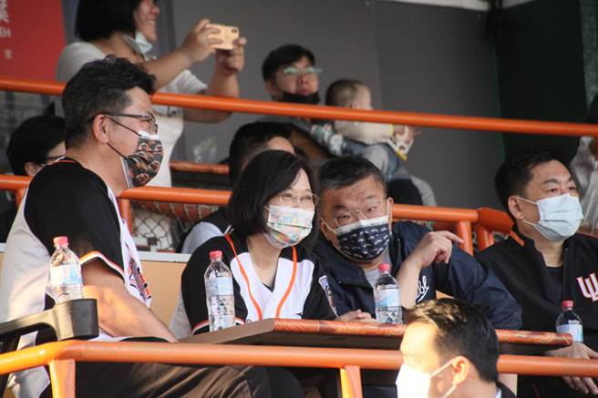 蔡英文總統（中）在看台上目不轉睛看著球賽。（程炳璋攝）