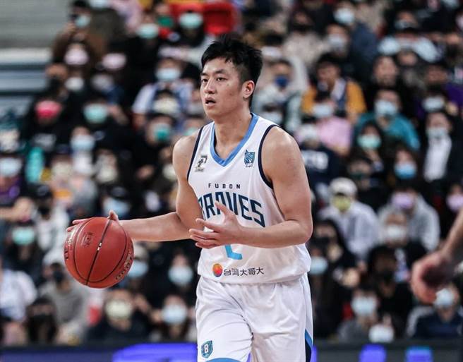 簡偉儒第三節投進4顆三分球，是富邦追上甚至取得超前的關鍵人物。(富邦提供)