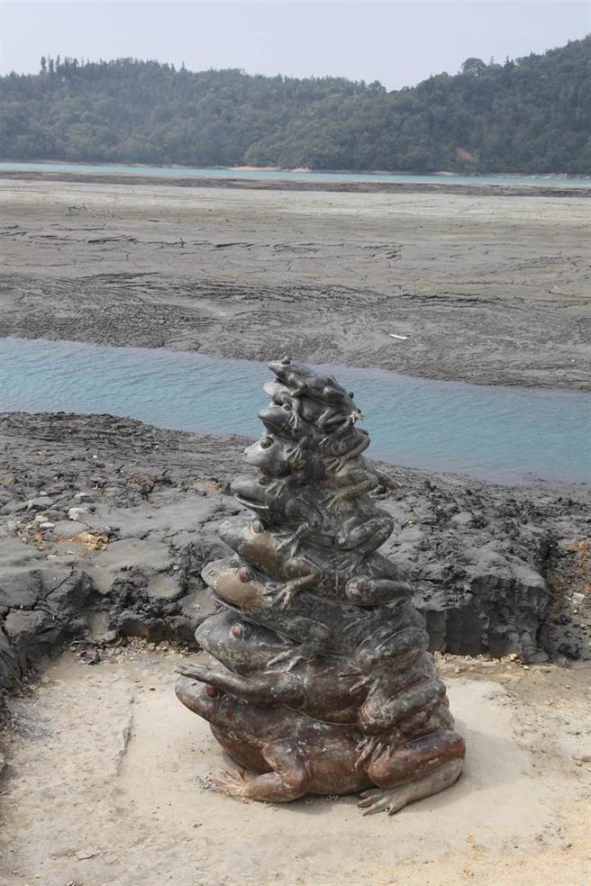 今年逢苦旱，日月潭九蛙疊像現身，再度成為話題。（廖志晃攝）