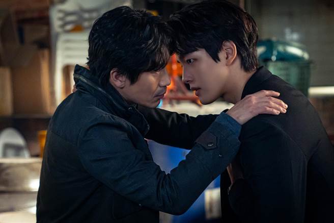 吕珍九（右）与申河均脸贴超近，让观眾笑亏「等看他们什么时候亲下去」。（friDay影音提供）