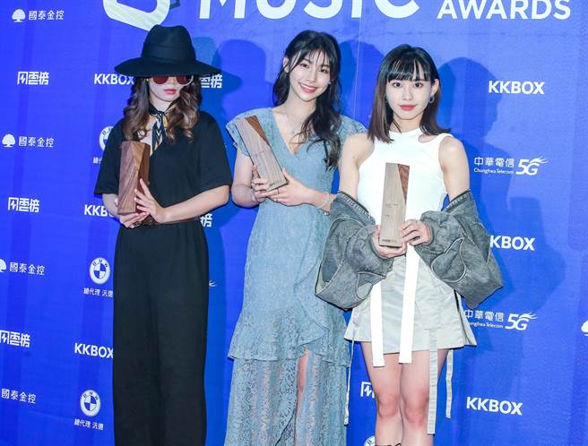 ？te坏特（左起）、采子、李芷婷今出席「KKBOX风云榜颁奖典礼」。（粘耿豪、卢祎祺摄）