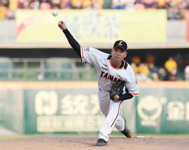 统一狮先发投手古林睿炀仅投2局，投出4次保送。（中央社）