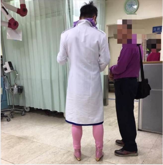 急診室醫師打扮先熱議(圖片取自/爆廢公社二館)