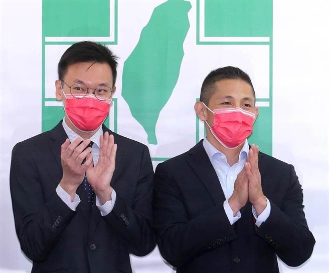 民進黨台北市黨部主委吳怡農（右），中央黨部副祕書長林飛帆（左）前來監誓監交。（圖/本報資料照，黃世麒 攝）
