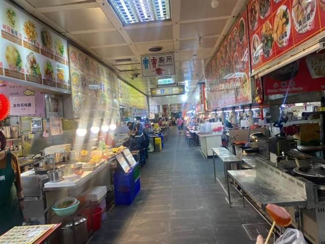 网友贴出士林夜市地下美食街冷清照片引热议。（照片/翻摄《爆废1公社》社团）