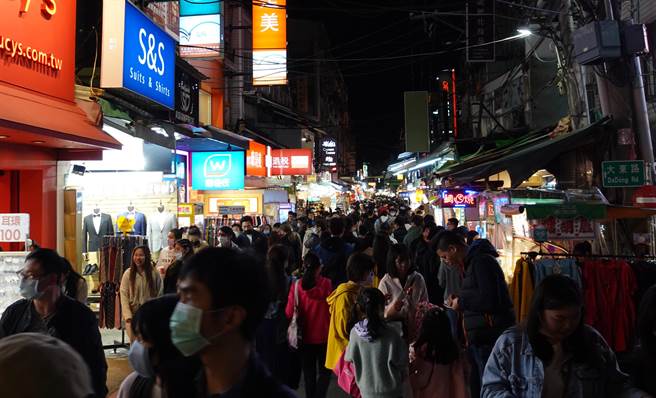 士林夜市大东路路口（13日）晚间19：48逛街人潮。（照片/游定刚 拍摄）