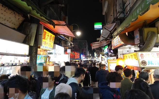 士林大东路（13日）晚间19：36逛街人潮前胸贴后背。（照片/游定刚 拍摄）