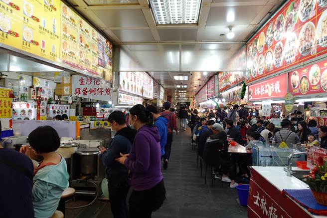 士林夜市美食地下街（13日）19：42用餐人潮，与网友所po出「老板比客人多」的照片成强烈对比。（照片/游定刚 拍摄）
