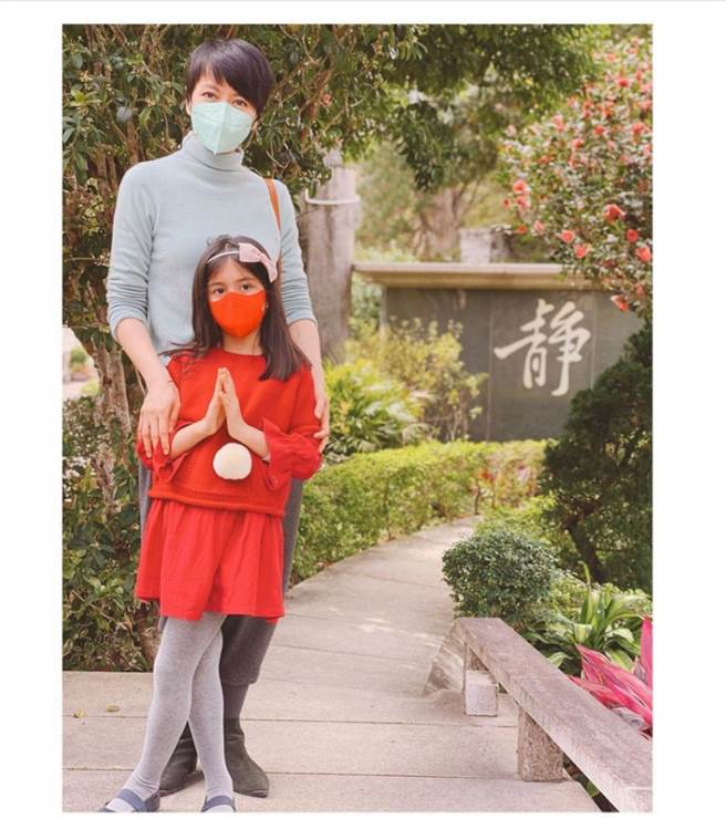 不久前梁詠琪曬出和愛女合照，沒想到6歲女兒承襲超強基因，暴風抽高後，身高已到她的胸口，網友紛紛驚呼「以後必超越媽媽」。(圖/ 摘自梁詠琪IG)