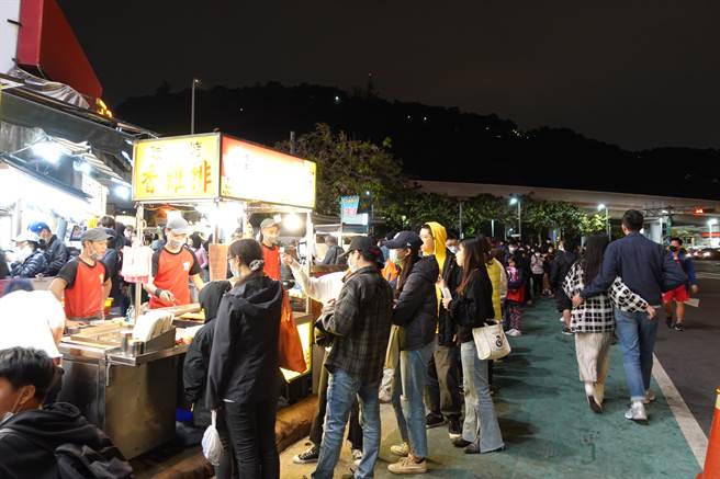 士林夜市基河路上人气鸡排（13日）19：46大排长龙景象。（照片/游定刚 拍摄）