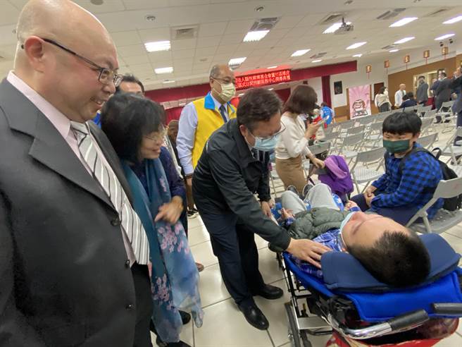鄭文燦一一關心腦麻生。(蔡依珍攝)