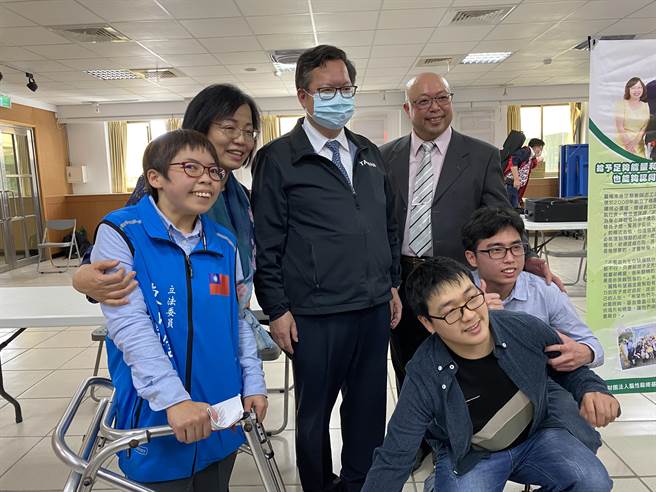 鄭文燦和何麗梅、黃筱智一家人。(蔡依珍攝)