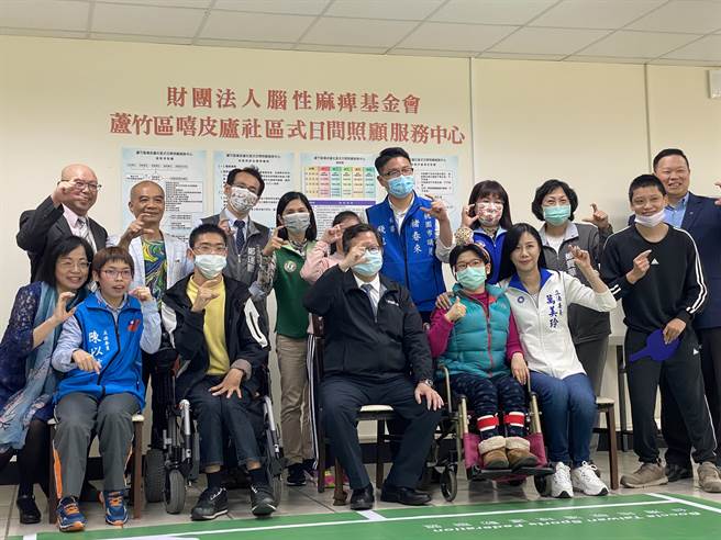 蘆竹區嘻皮廬日照中心13日揭牌，有教練與裁判證的體大應屆畢業腦麻生張亦辰（右一），指導桃園市長鄭文燦（右四）等人體驗地板滾球運動。（蔡依珍攝）