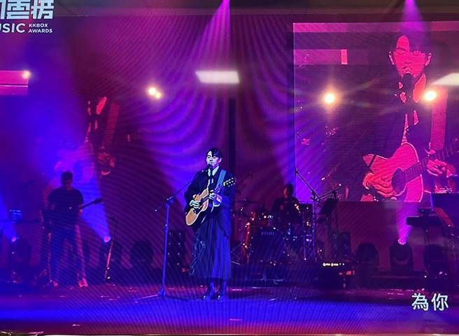 李友廷在KKBOX風雲榜頒獎典禮自彈自唱新歌。（許雅淳攝）