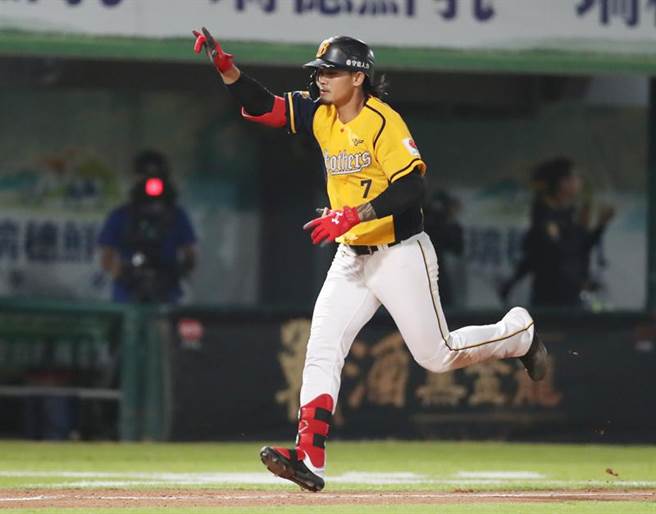 中信兄弟外野手张志豪在6局上开轰，为中职32年球季首轰。（中央社）