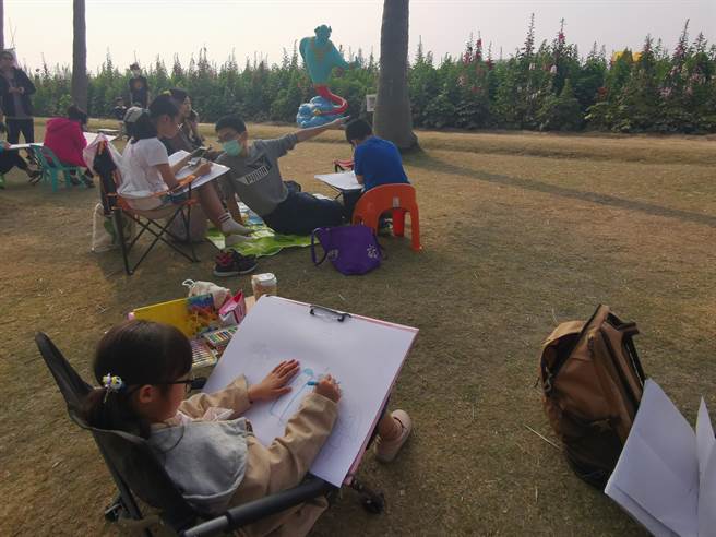 学甲蜀葵花节13日热闹开幕，同时举办写生比赛，吸引眾多亲子报名。（刘秀芬摄）