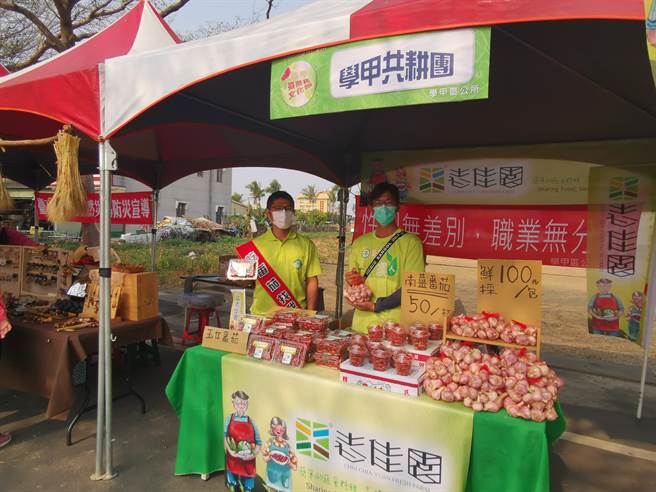 学甲在地青农郭孟和（右）、吴明哲贩售蒜头、玉女番茄等农产。（刘秀芬摄）