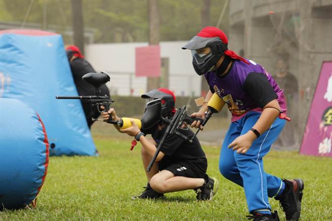 「2021校园暨亲子神枪手—全国漆弹大作战」吸引全台7县市350位选手参赛。（高市社教馆提供／袁庭尧高雄传真）