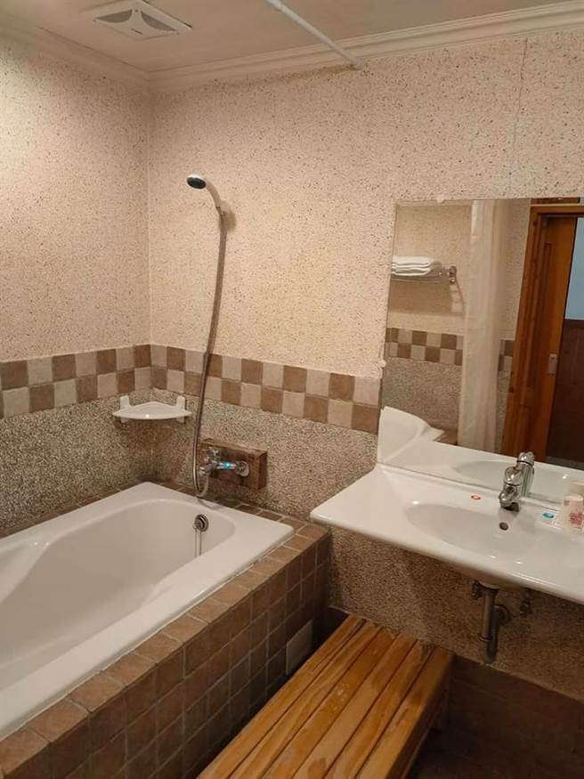 原PO開心拍下民宿內的設備，除了大讚滿意外還表明下次絕對會再光顧。(圖取自爆怨公社)