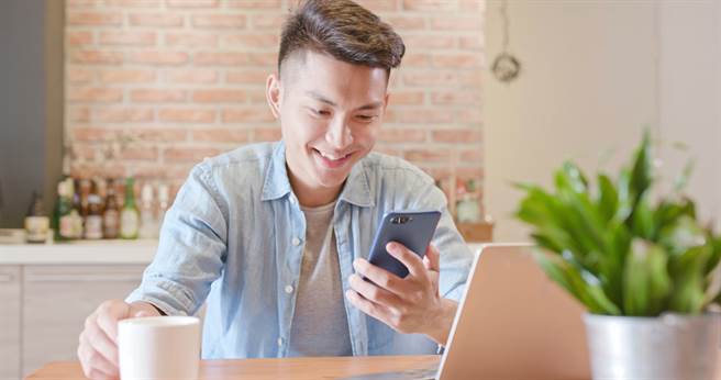 一名網友分享，他在家翻到一張10年前的住宿券，當他致電詢問店家該如何處理，老闆反應讓他超意外。(達志影像/示意圖非當事人)