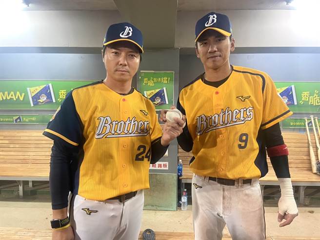 中信兄弟总教练林威助从队长王威晨手中接下执教生涯首胜纪念球。（中信兄弟提供）