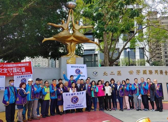 新北市永和区同济会举办「用爱陪伴儿童 让安全守护社区」活动，今（13日）上午在永和区仁爱公园办理捐赠3000颗住宅警报器仪式。（永和区公所提供）