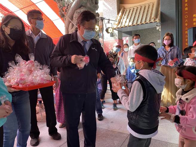 郑文灿也亲自将造型可爱的小兔寿桃，分送给现场来宾。(蔡依珍摄)